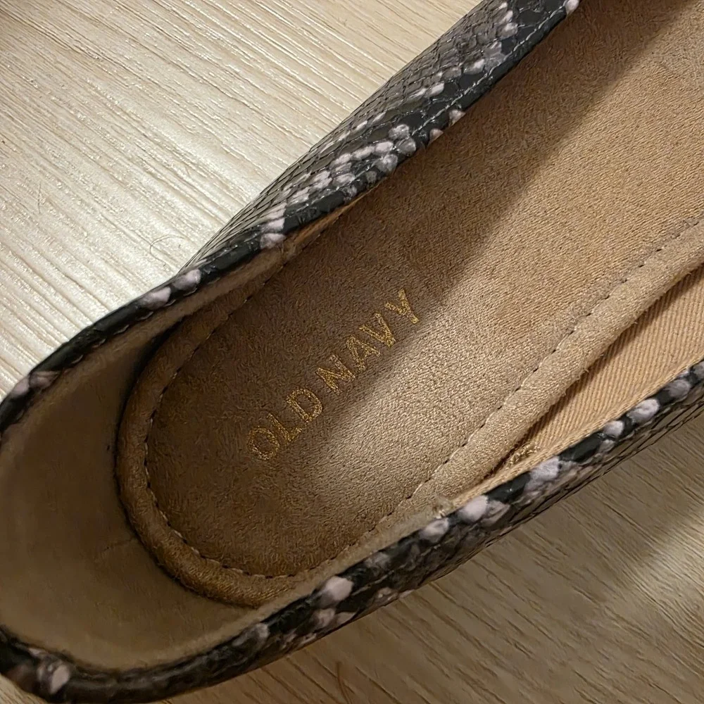 Old Navy Gray Black‎ White Snakeskin Faux Leather Pointy-Toe Preppy Loafers Sz 7